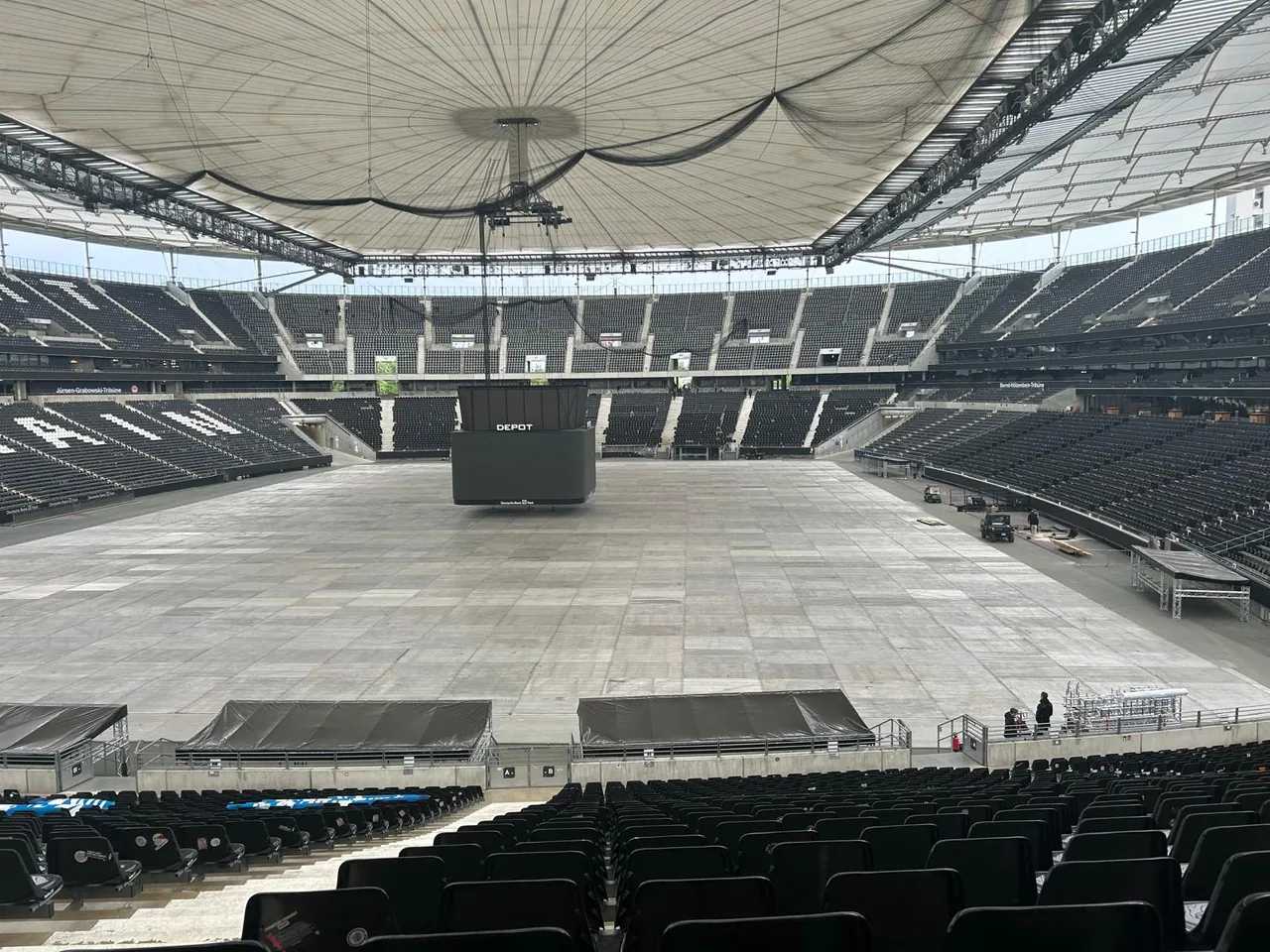 Bühne in einer Halle mit Traversenkonstruktion und Lichttechnik, wie sie Frenztime für Veranstaltungen in Köln aufbaut