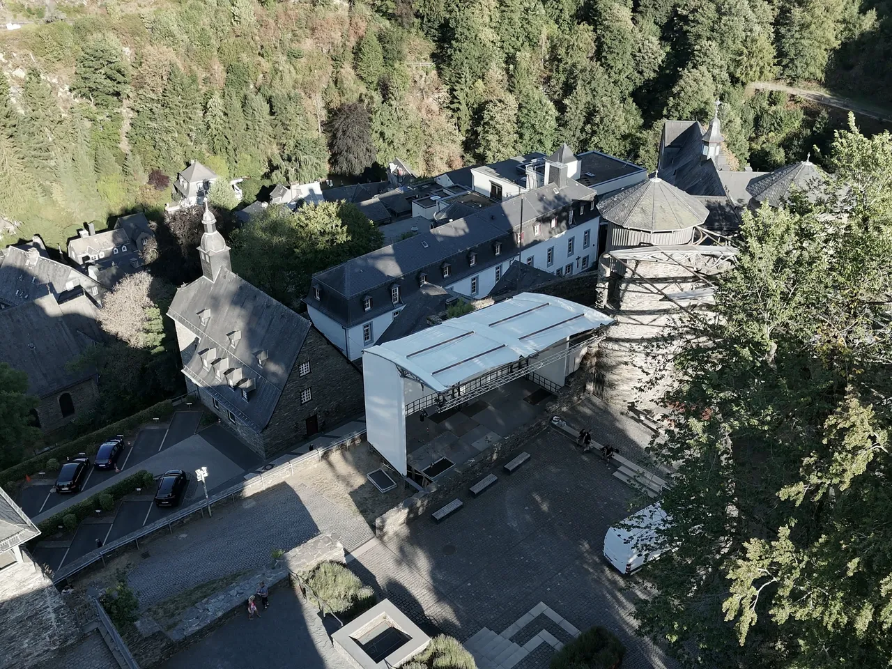 Bühne im Innenhof einer Burg mit Traversen und Dach, wie sie Frenztime für Konzerte in der Eifel aufbaut
