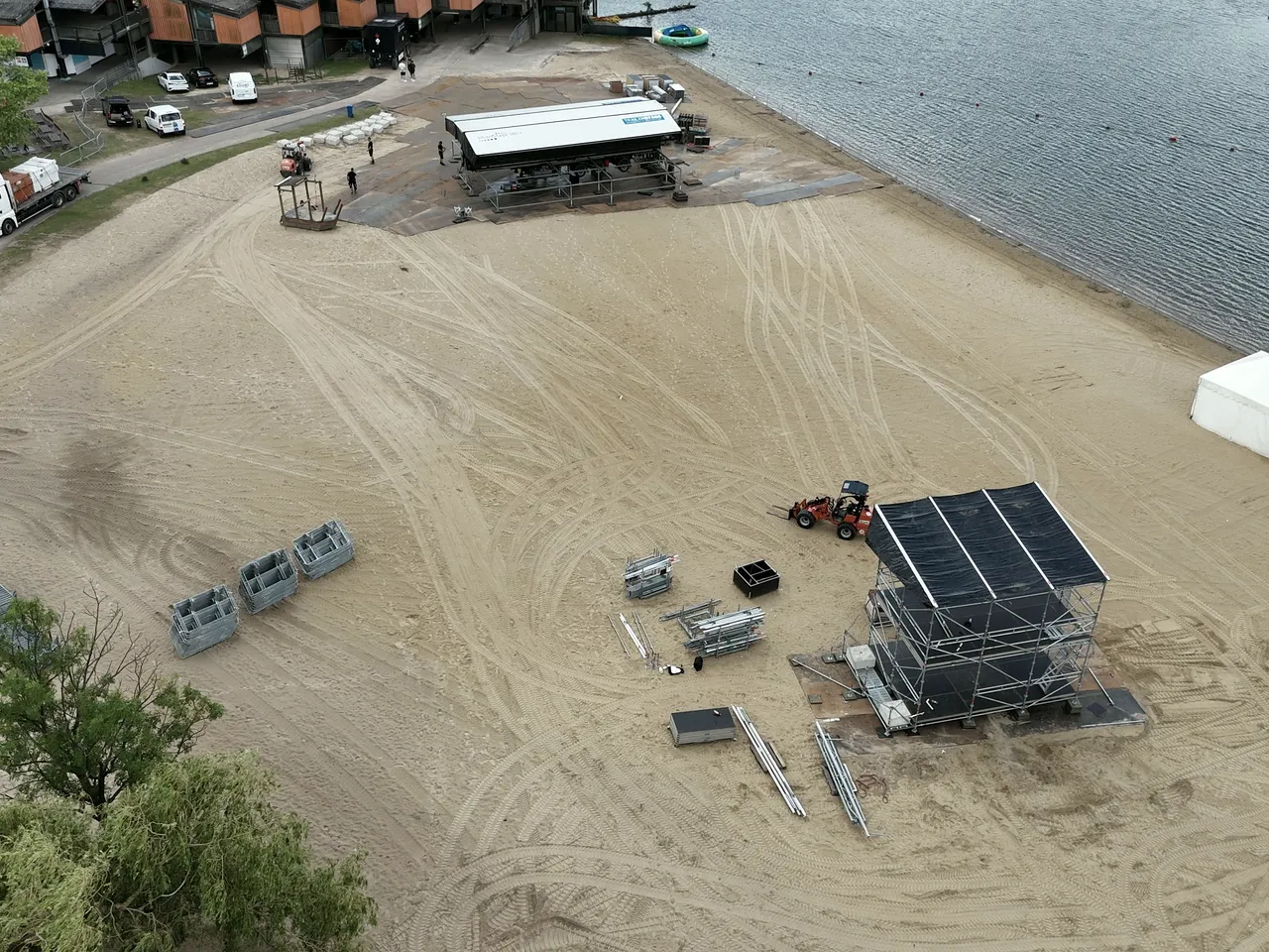 Bühnenaufbau mit Dach an einem See, wie ihn Frenztime für Open-Air-Veranstaltungen bei Eschweiler stellt