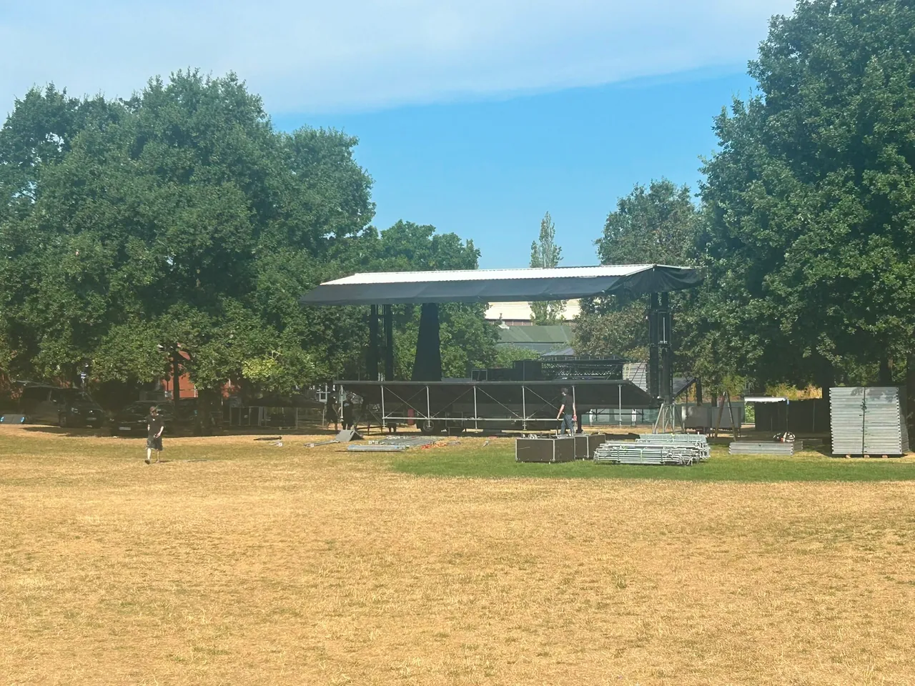 Mobile Bühne mit Dach auf einer Festwiese
