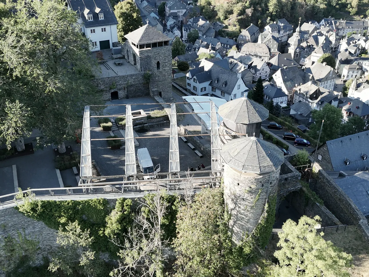 Luftbild einer Bühnenkonstruktion im Aufbau vor der Kulisse einer historischen Altstadt