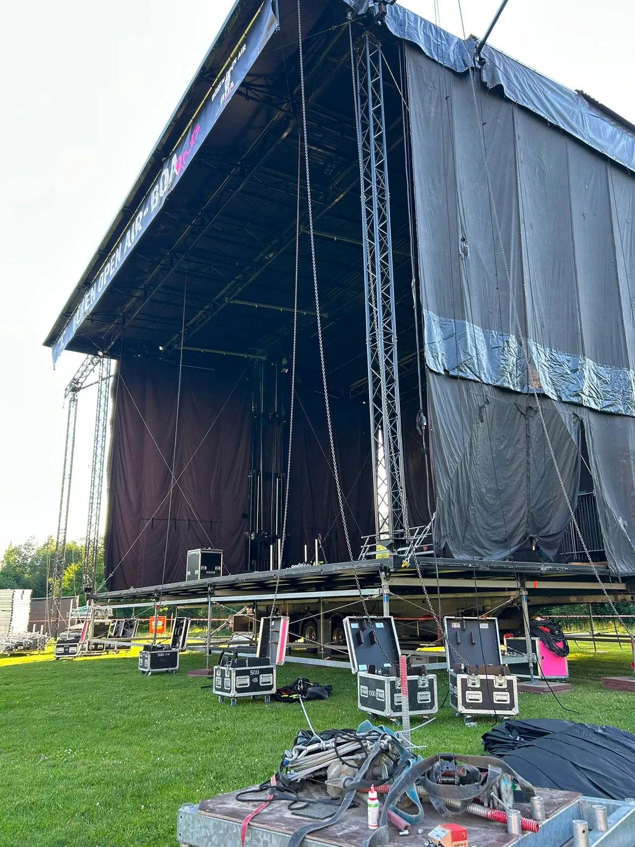 Festivalbühne mit Dach und Beschallung im Abendlicht