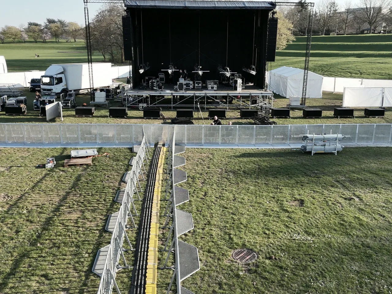 Luftbild einer fertig aufgebauten Festivalbühne mit Dach auf einem Gelände