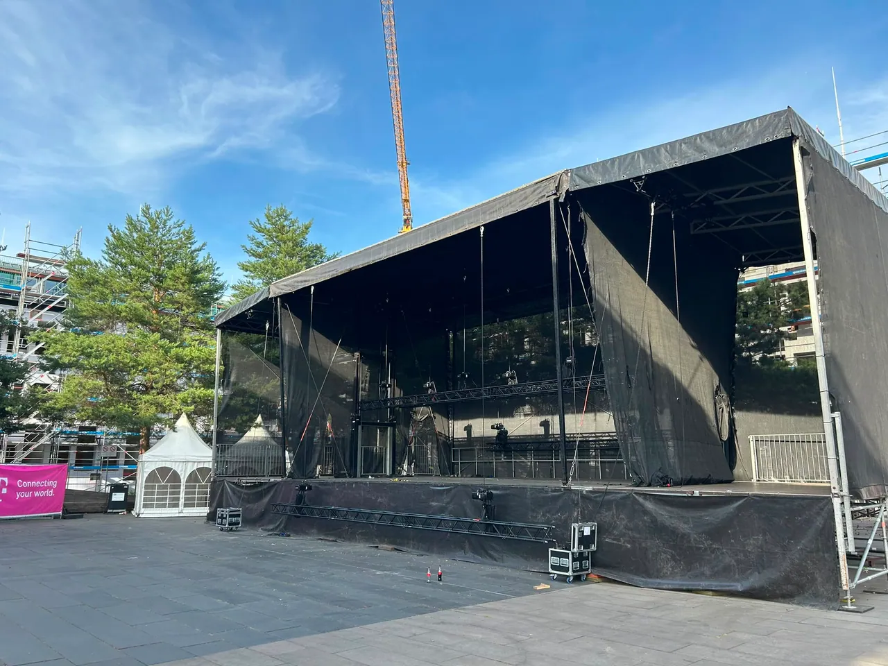 Festivalbühne mit Dach in der Seitenansicht