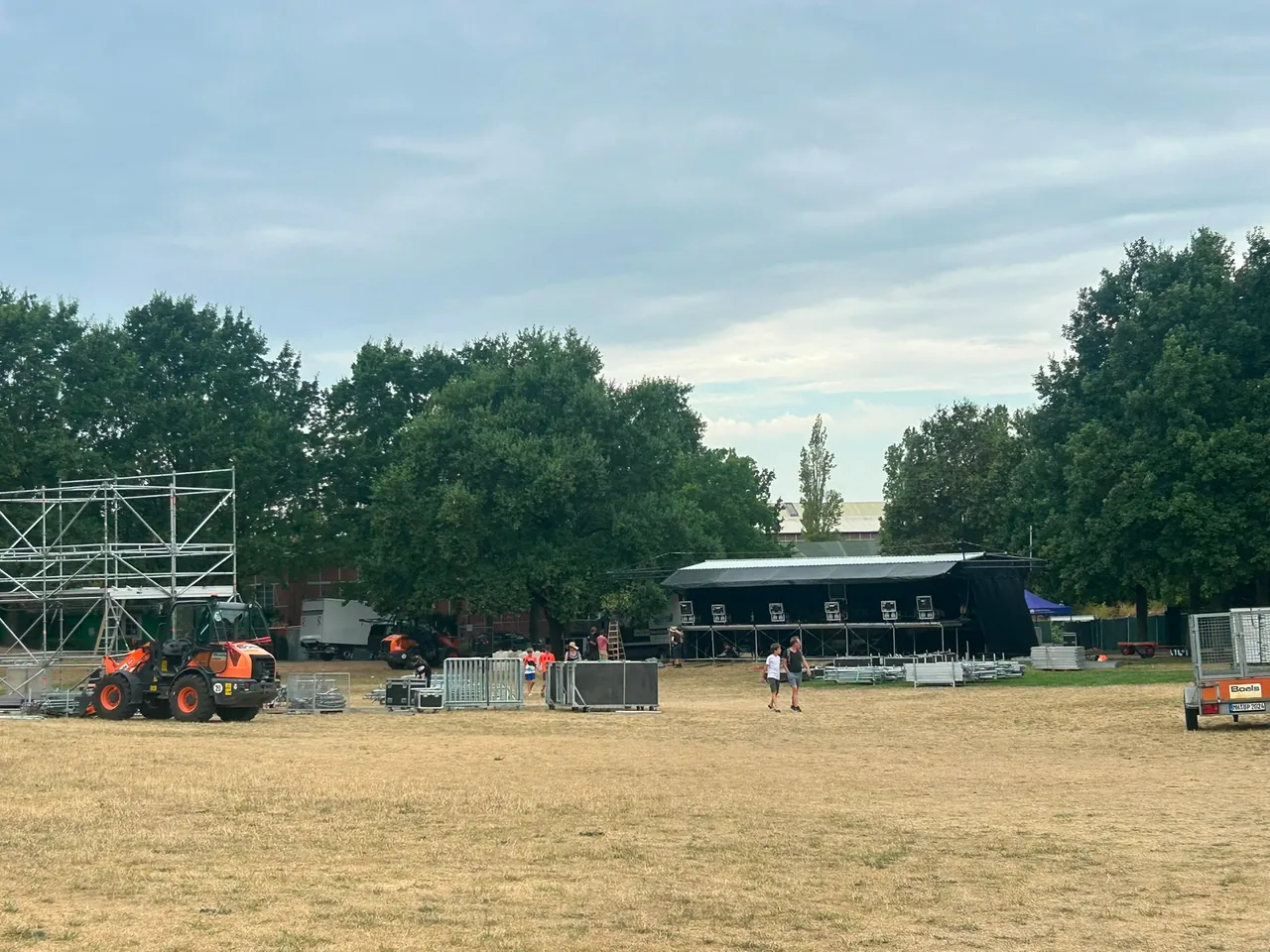 Festivalgelände mit ersten Konstruktionen vor dem Aufbau