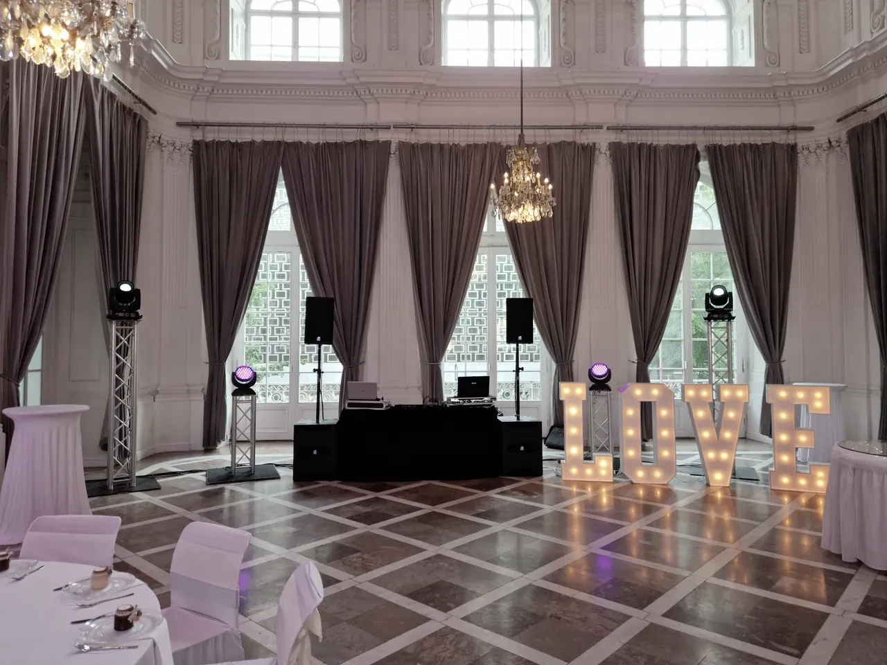 Festsaal mit DJ-Pult, Beschallung und warmer Beleuchtung