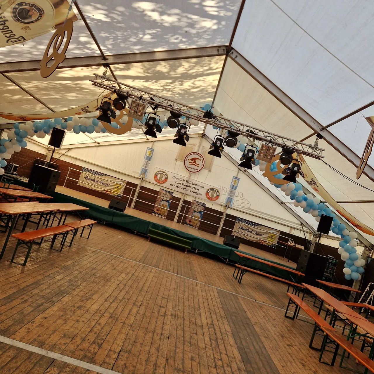 Bühne mit Moving Heads und Beschallung im Festzelt vor der Veranstaltung