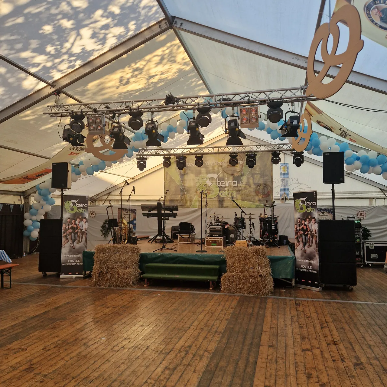 Moving Heads an Traversen über einer Bühne im Festzelt