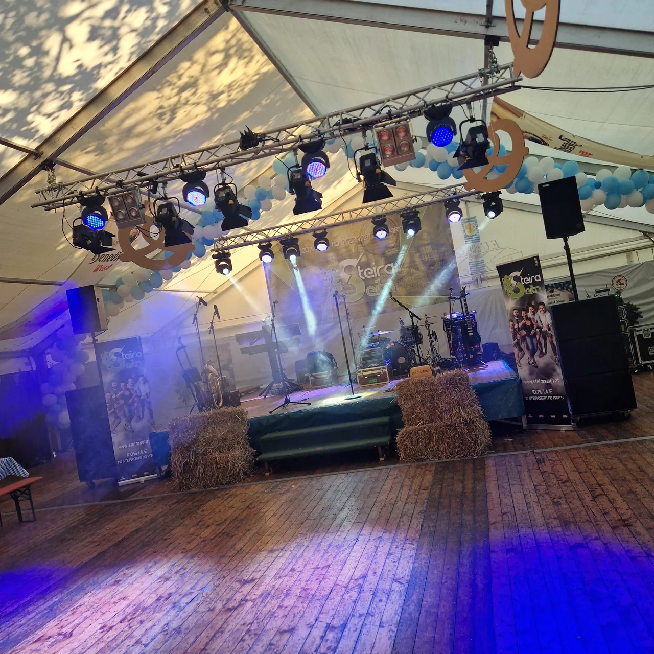 Lichtshow mit Moving Heads über der Bühne in einem Festzelt am Abend