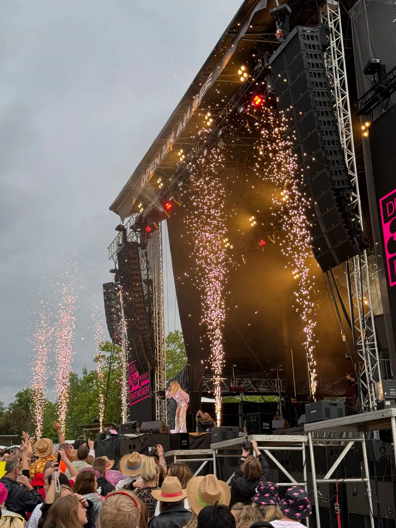 Konzertbühne mit Lichtshow und Bühneneffekten vor Publikum