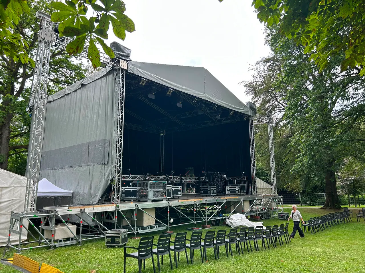 Open-Air-Bühne mit Dach im Park, davor die Bestuhlung