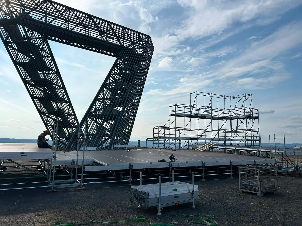 Stahlportal einer Großbühne im Aufbau am Wasser