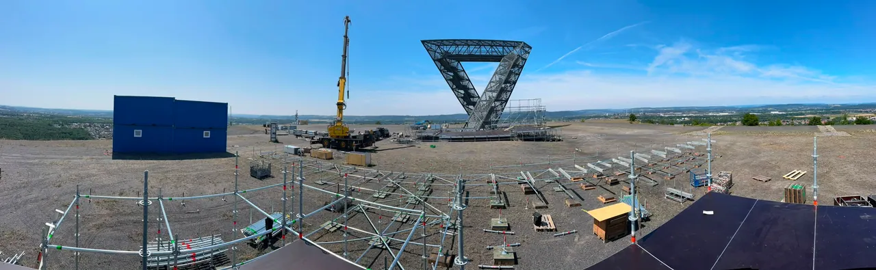 Panorama eines Veranstaltungsgeländes mit Stahlportal im Aufbau