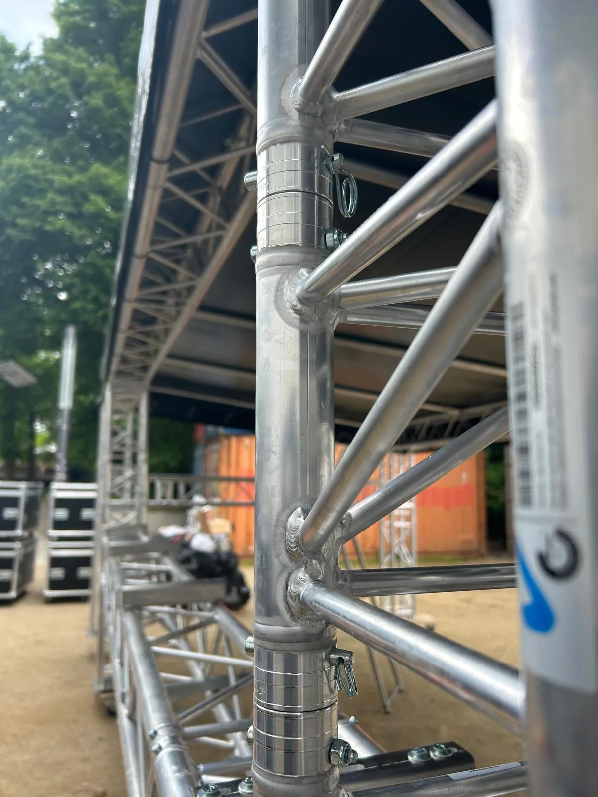 Detail einer Traversenverbindung mit Konus und Bolzen