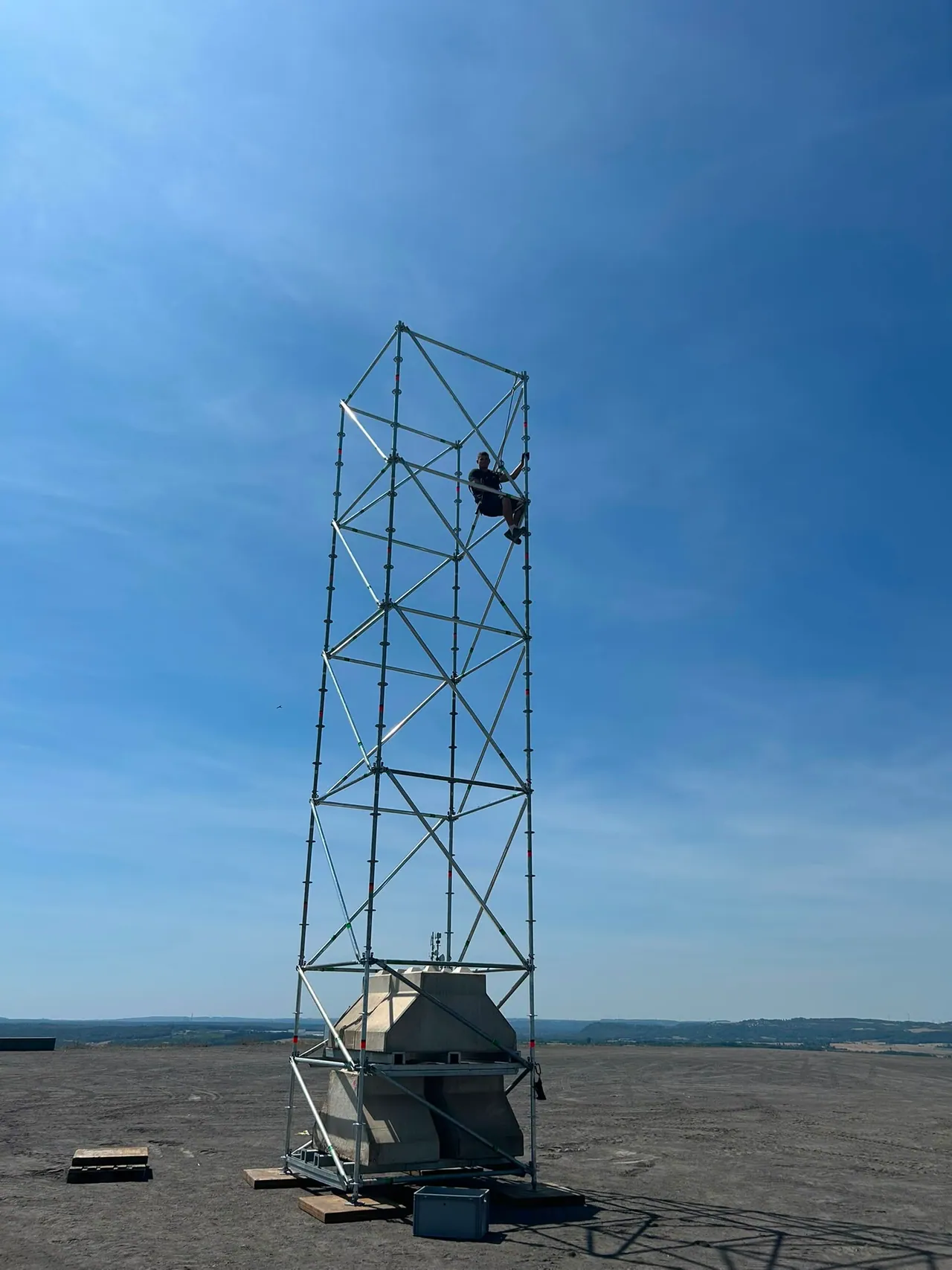 Freistehender Traversenturm auf einem Veranstaltungsgelände