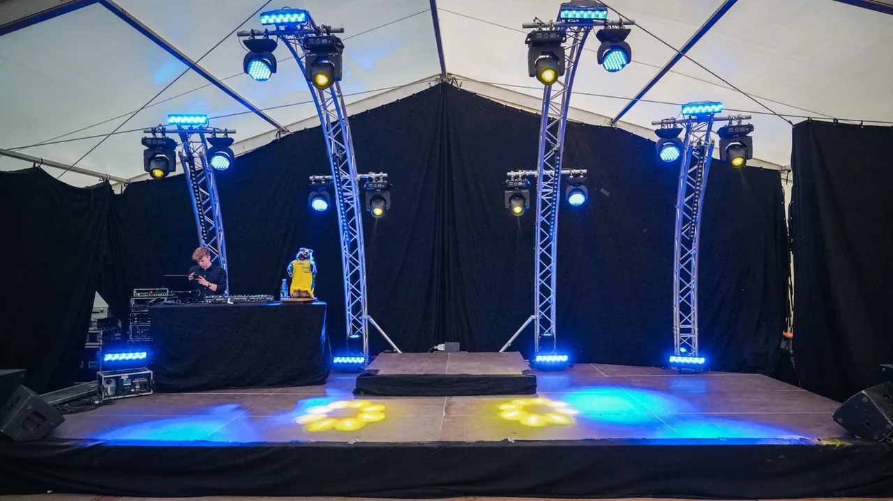 Bühne im Zelt mit Moving Heads auf Traversentürmen